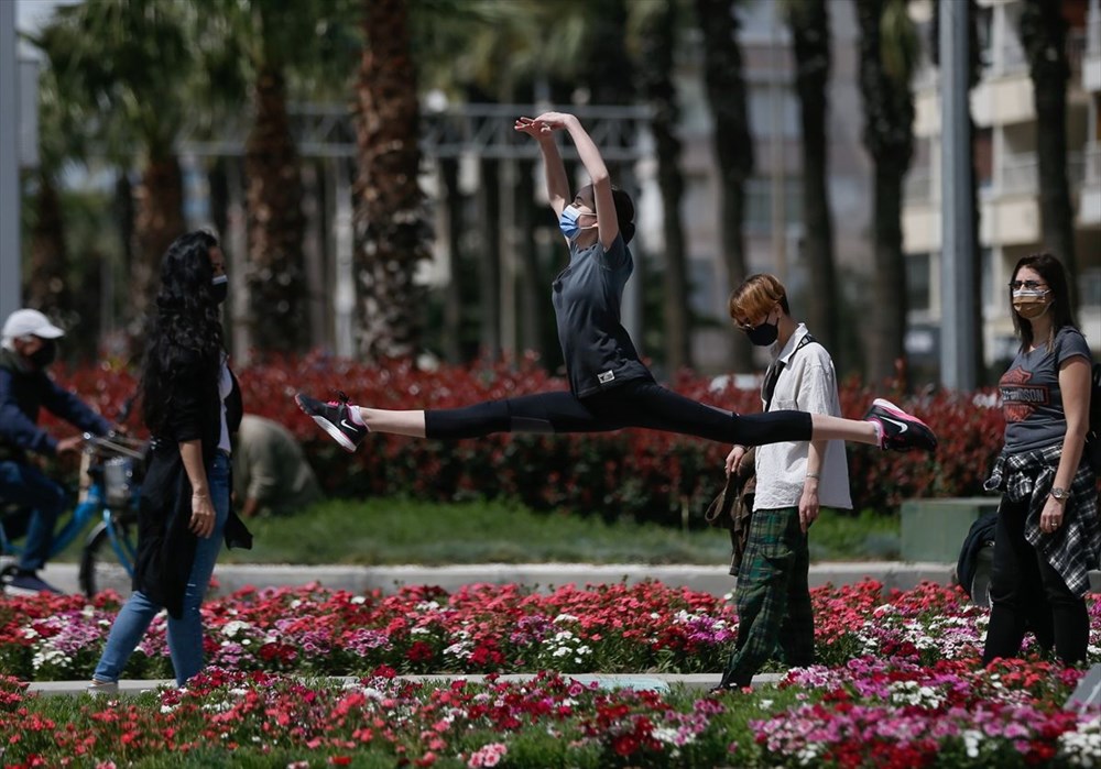 İzmir'de dansçılar meydanları sahneye dönüştürdü - 7