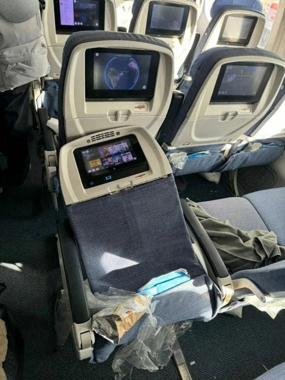Uçakta korku dolu anlar! Türbülansa girdi, koltuklar kırıldı: 30 kişi yaralandı - 4