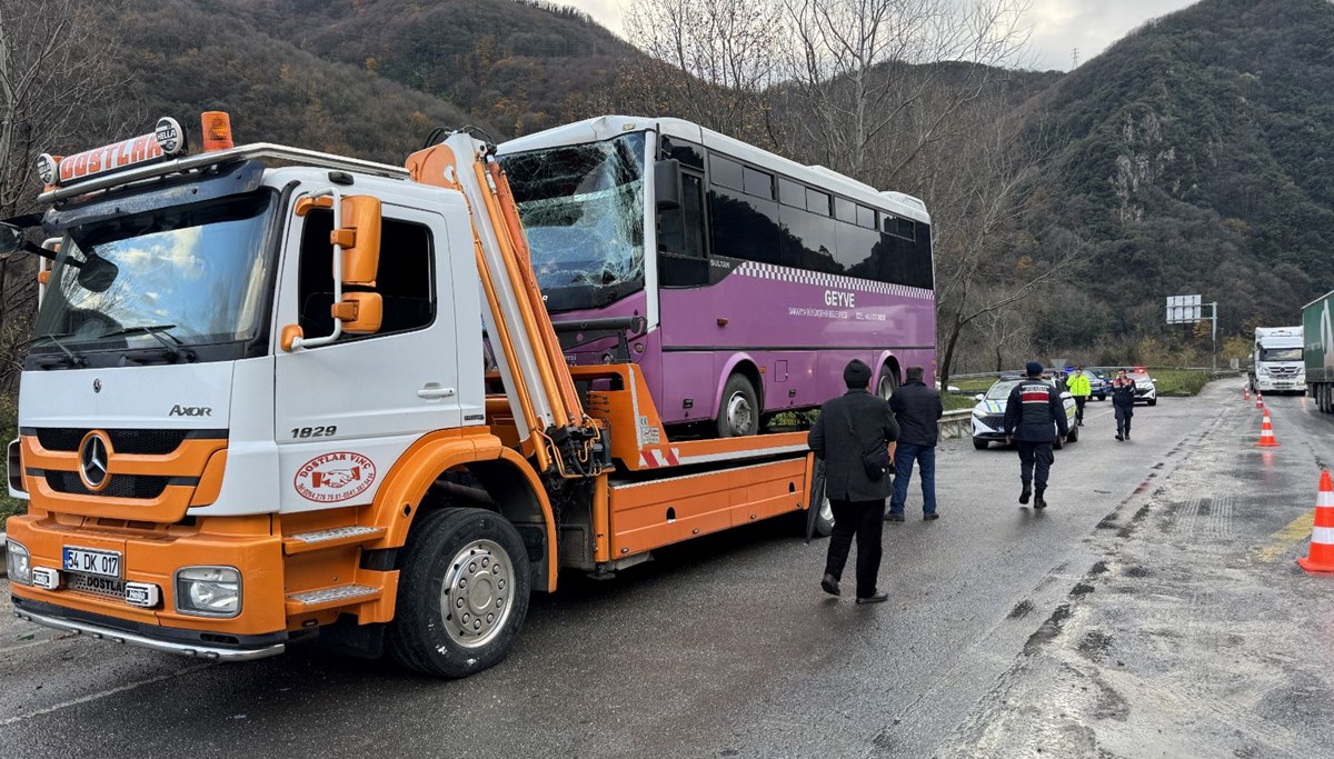 Sakarya'da 6 araç birbirine girdi: 15 yaralı