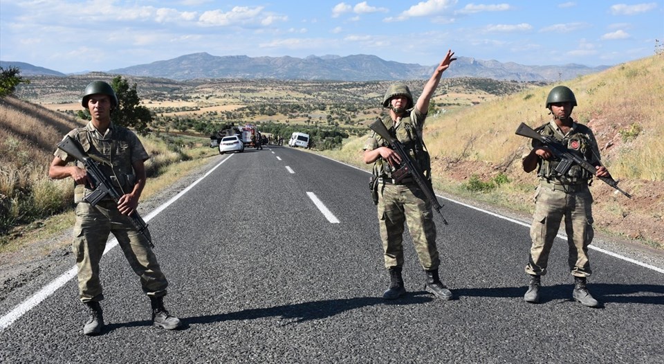 Zırhlı polis aracı sivil araçla çarpıştı: 5 ölü - 1