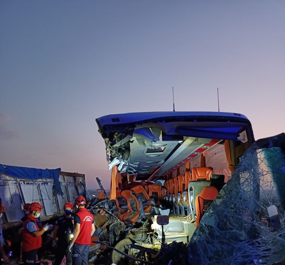 Otobüs kamyona çarptı: 6 kişi öldü, 37 kişi yaralandı - 6