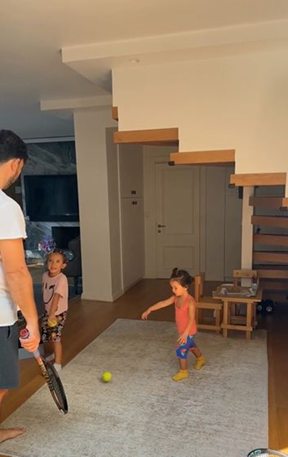 Seda Bakan ev hallerini paylaştı: Eşi ve kızlarının tenis keyfi - 6