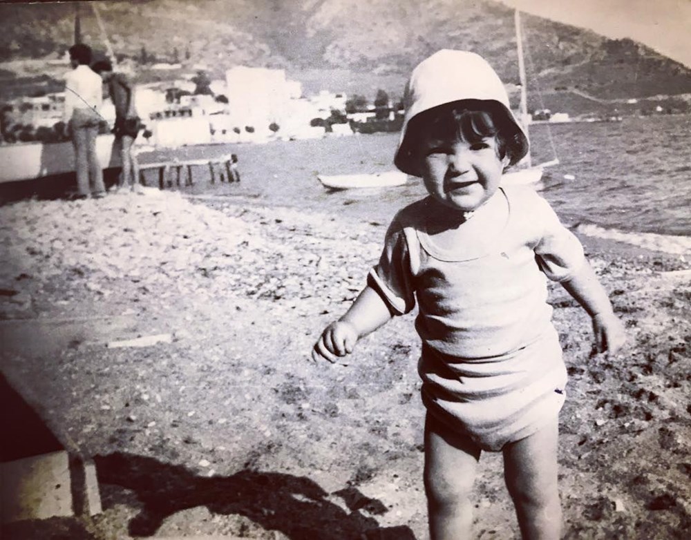 Su Burcu Yazgı Coşkun'dan nostaljik kare (Ünlülerin çocukluk ve gençlik halleri) - 541