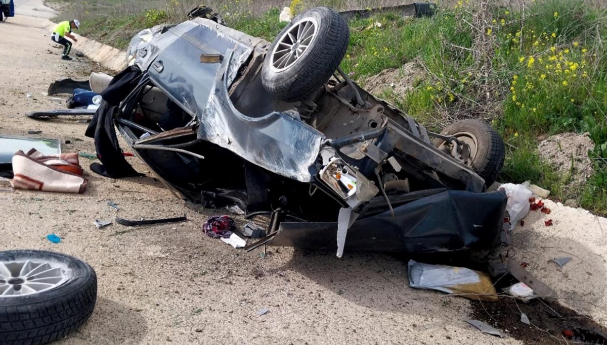 Otomobil takla attı; sürücü, eşi ve 3 yaşındaki çocukları yaralandı Otomobil takla attı; sürücü, eşi ve 3 yaşındaki çocukları yaralandı