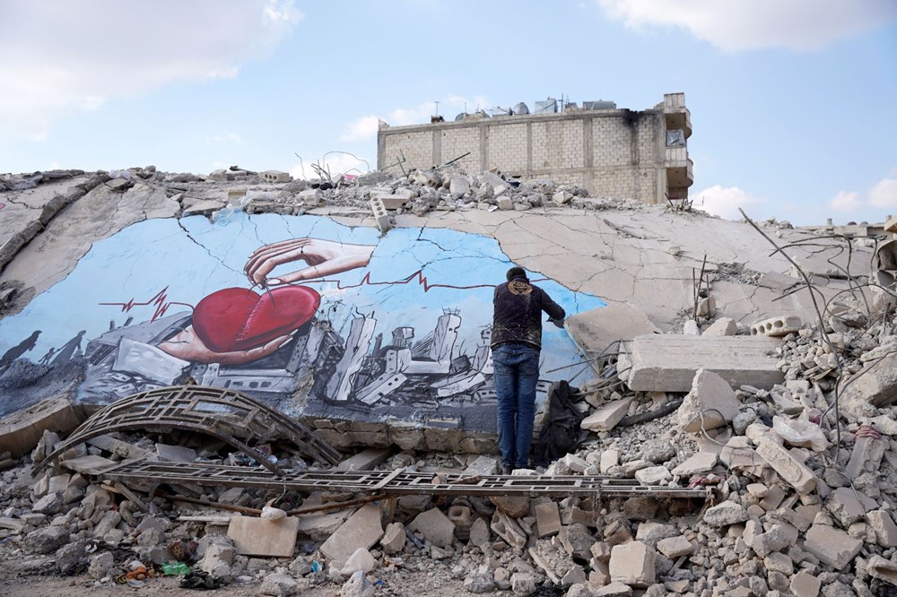 Suriyeliler acılarını bu kez deprem enkazına resmetti - 1