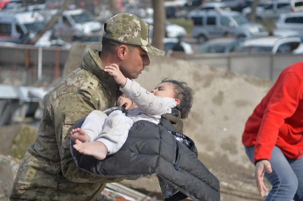 Enkaz altındakiler için zamana karşı yarış - 33