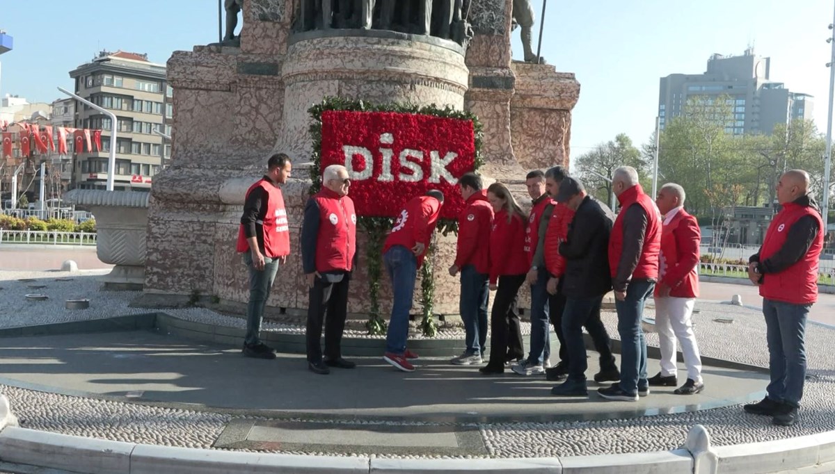 DİSK Taksim Cumhuriyet Anıtı'na çelenk bıraktı