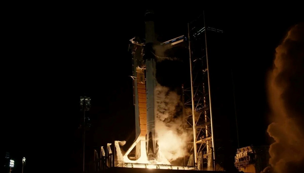 NASA'dan yeni görev: Dragon uzay aracı Falcon-9 roketi ile fırlatıldı NASA'dan yeni görev: Dragon uzay aracı Falcon-9 roketi ile fırlatıldı