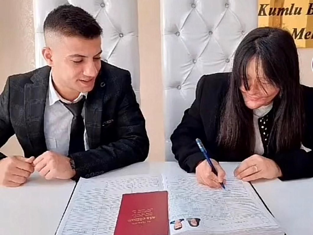 Berfin Özek, yüzüne kezzap atan eski sevgilisiyle evlendi - Son Dakika  Türkiye Haberleri | NTV Haber