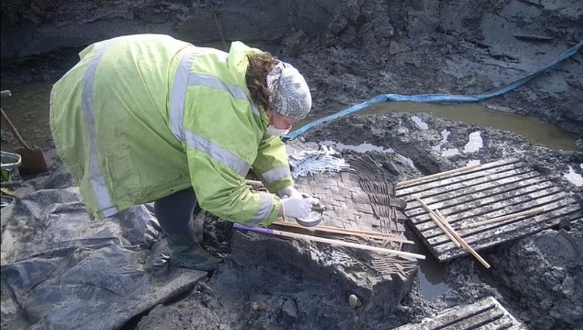 İngiltere'de bin 700 yıllık bozulmamış Roma tavuğu yumurtası bulundu İngiltere'de bin 700 yıllık bozulmamış Roma tavuğu yumurtası bulundu