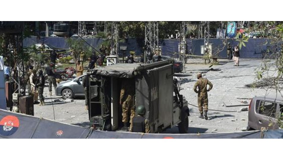 Pakistan'da alışveriş merkezinde patlama: 8 yaralı