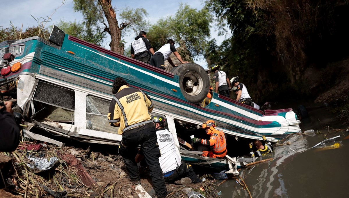 Guatemala'da yolcu otobüsü köprüden uçtu: 51 kişi öldü Guatemala'da yolcu otobüsü köprüden uçtu: 51 kişi öldü
