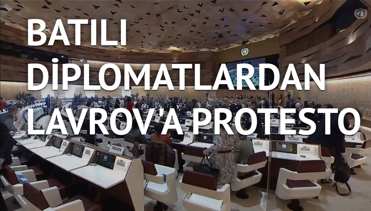 Salonu terk ettiler