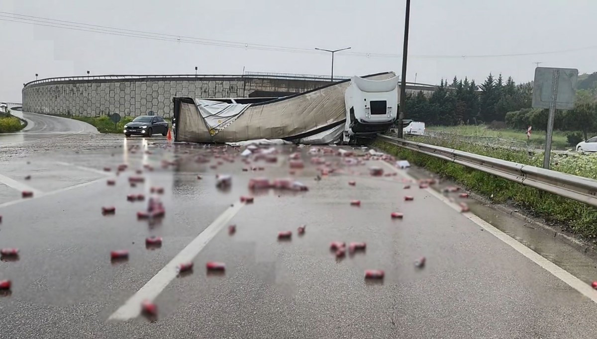 Kayganlaşan yolda TIR devrildi Kayganlaşan yolda TIR devrildi