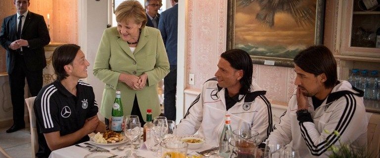 SON DAKİKA: Almanya Başbakanı Merkel'den Mesut Özil ...