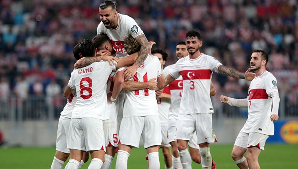 Milliler galibiyeti takım otobüsünde Milliler galibiyeti takım otobüsünde