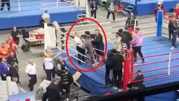 Kick boks maçında kavga ring dışına taştı: Biri hakem iki yaralı