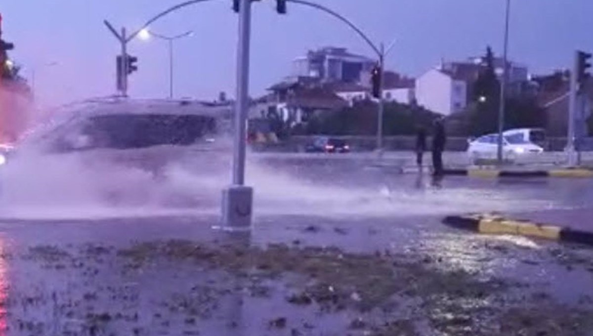 Uşak'ta sağanak: Yollar göle döndü, evleri su bastı