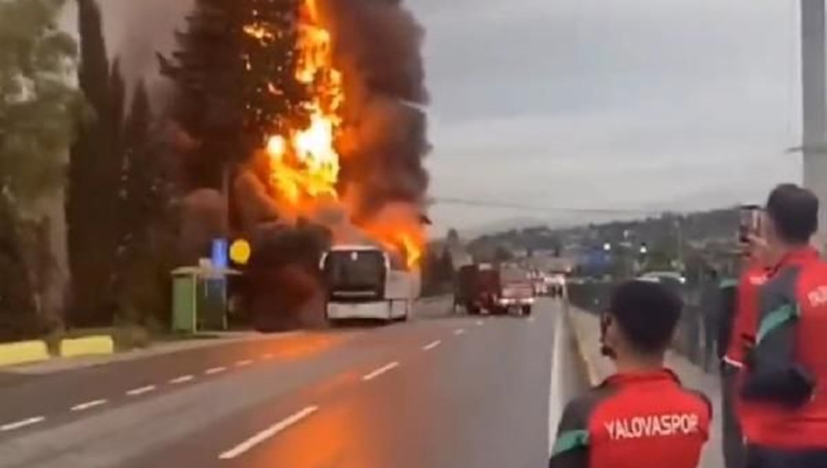 Yalovasporlu oyuncuların taşındığı otobüs yandı Yalovasporlu oyuncuların taşındığı otobüs yandı