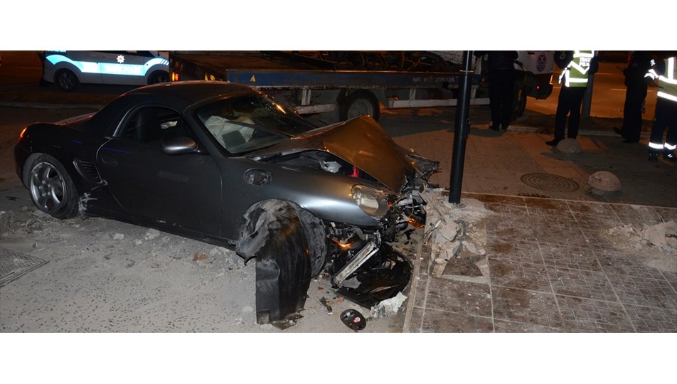 Bağdat Caddesi'nde bir araç kaldırımda yürüyen yayalara çarptı