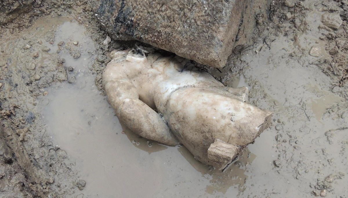 Aizanoi Antik Kenti kazısında 'Herkül'ün mermer heykeli bulundu