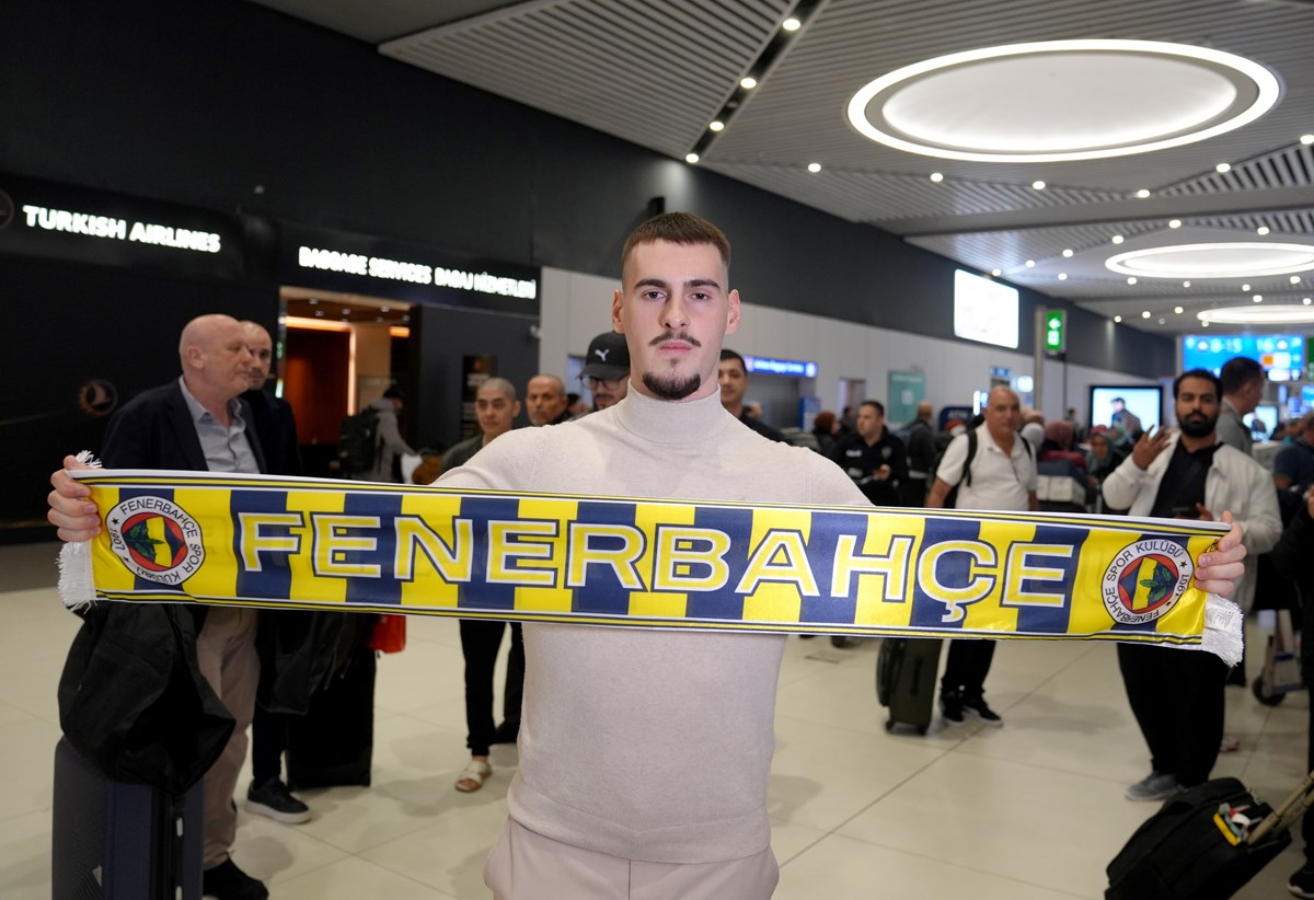 Sırp futbolcu havaalnında Fenerbahçe atkısıyla poz verdi.