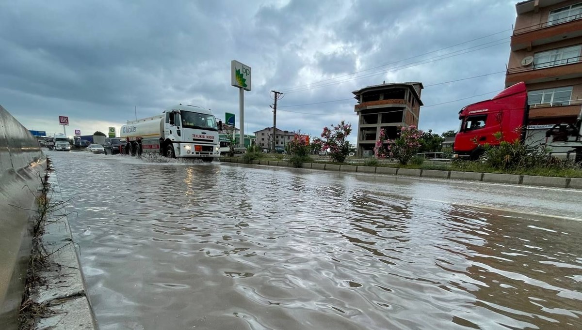Akçakoca-Ereğli yolu su taşkını nedeniyle ulaşıma kapandı