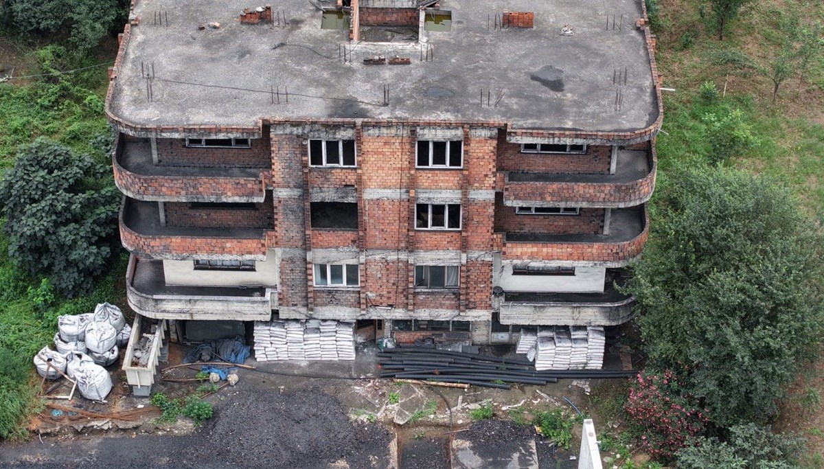 Camları, balkonları, kapıları açamaz hale geldiler: 