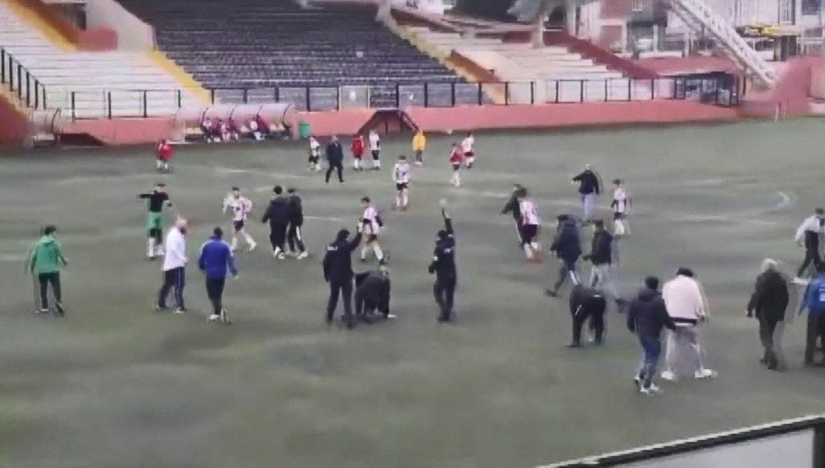 Avcılar'da futbol maçındaki kavgayı polis havaya ateş açarak ayırdı Avcılar'da futbol maçındaki kavgayı polis havaya ateş açarak ayırdı