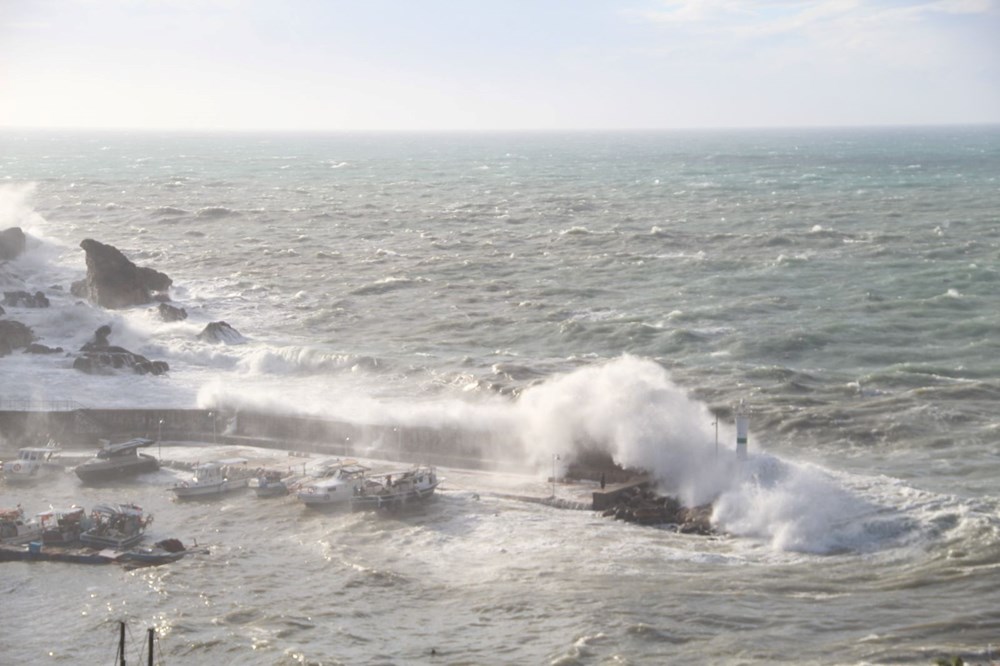 Antalya'da dev dalgalar yat limanını yuttu: 1 tur, 2 balıkçı teknesi battı - 5