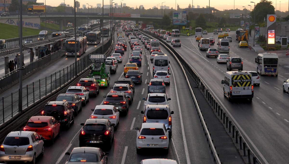 İstanbul'da haftanın ilk iş gününde trafik yoğunluğu yaşanıyor