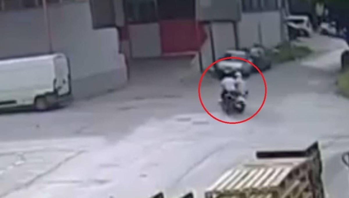 İki motosiklet kafa kafaya çarpıştı İki motosiklet kafa kafaya çarpıştı
