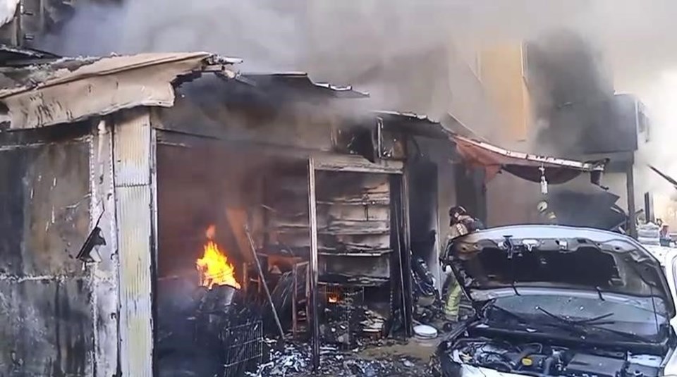 Ümraniye'de hediyelik eşya dükkanında yangın - 1