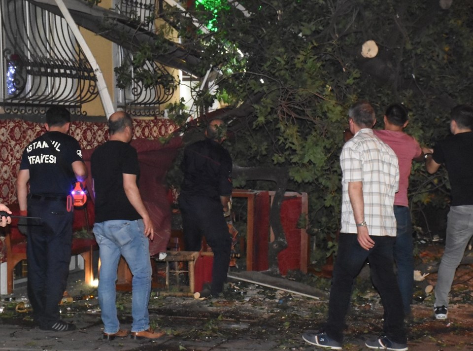 Kadıköy Caferağa'da ağaç devrildi: 3 yaralı - 1