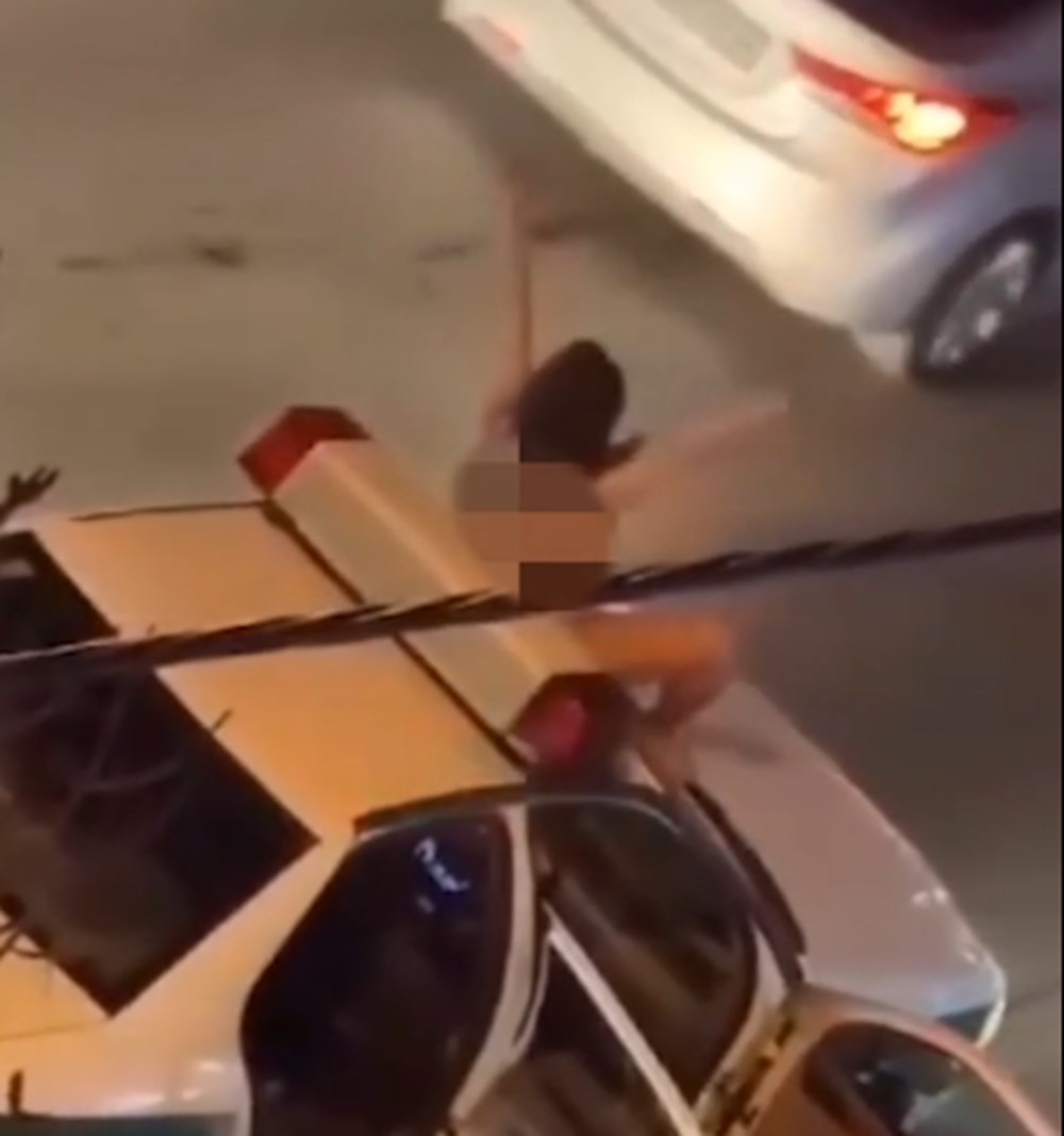 İran'da bir protesto daha: Genç kadın soyunup polis arabasına tırmandı - 4