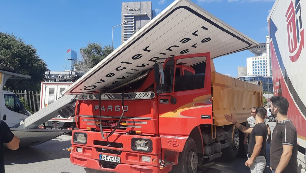 Hafriyat kamyonu yön levhasını devirdi