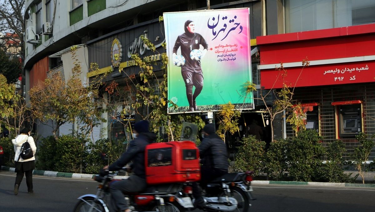İran'da cinsiyet tartışmalarıyla gündem olan Koudaei'nin posterleri meydanlara asıldı