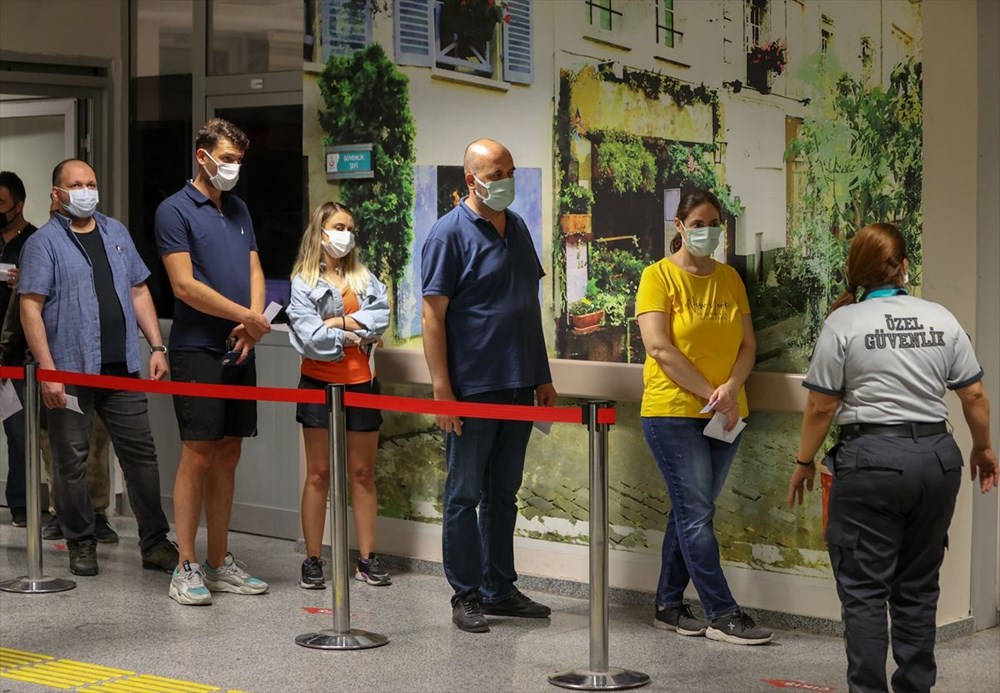 İzmir'de aşı kuyruğu: Yoğunluk akşam da sürdü - 1