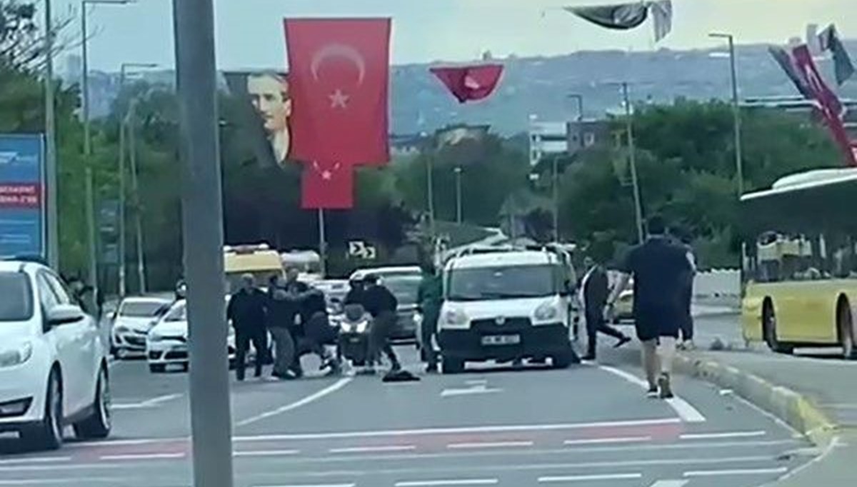 Küçükçekmece'de motosikletliler, sürücüye saldırdı Küçükçekmece'de motosikletliler, sürücüye saldırdı