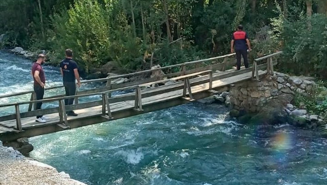 Van'da dereye düşen çocuğunu kurtaran baba boğuldu