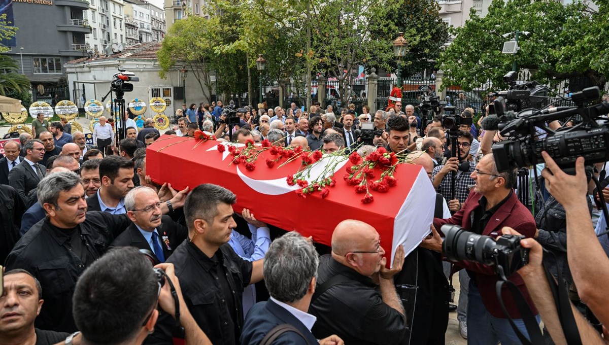Gazeteci yazar Hıfzı Topuz son yolculuğuna uğurlandı Gazeteci yazar Hıfzı Topuz son yolculuğuna uğurlandı