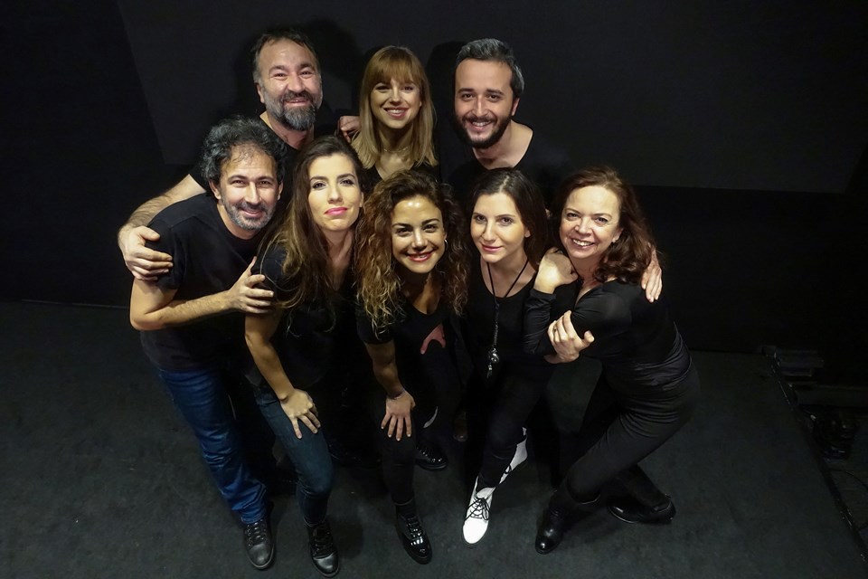 Tiyatro sahnesinde sitcom tadında komedi: Kim Geldi? - 1