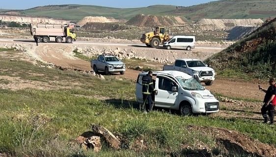 Mardin'de ticari araç araziye savruldu
