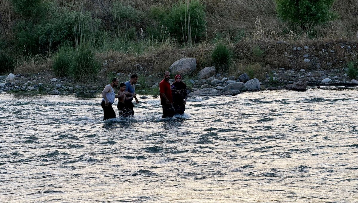 Siirt'te suyun yükselmesi sonucu mahsur kalan 11 kişi kurtarıldı