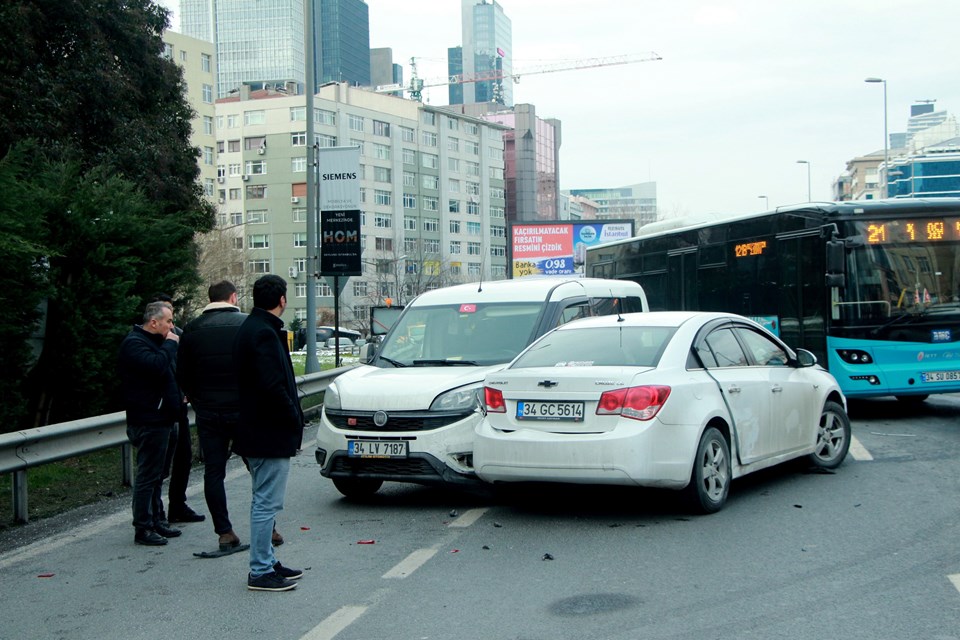İstanbul'da E-5'i kilitleyen kaza - 2