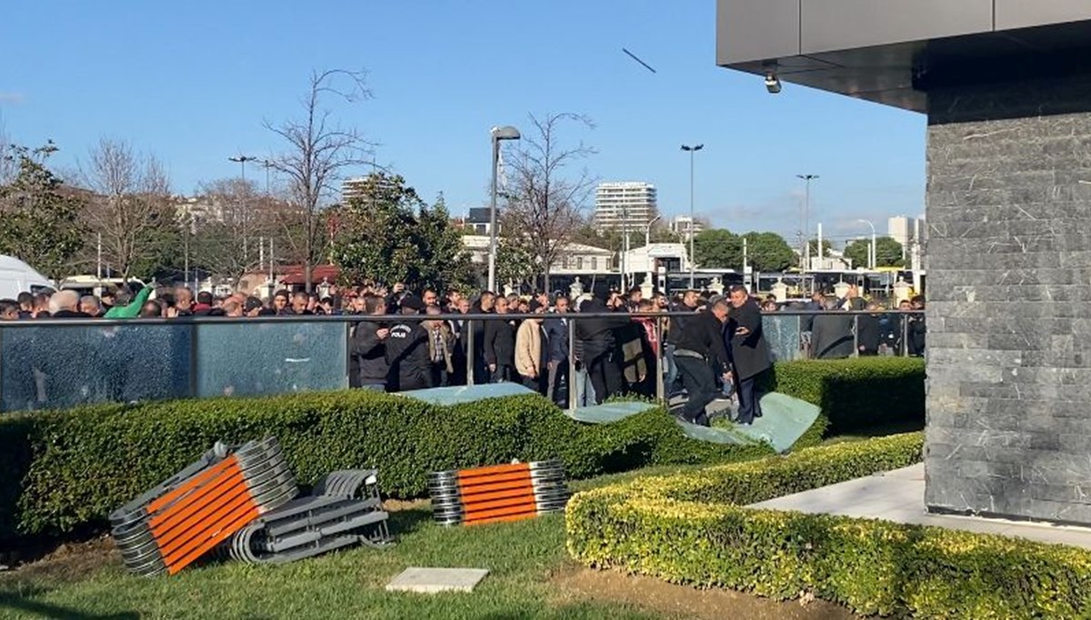 UKOME kararına taksicilerden taş ve sopalı protesto UKOME kararına taksicilerden taş ve sopalı protesto