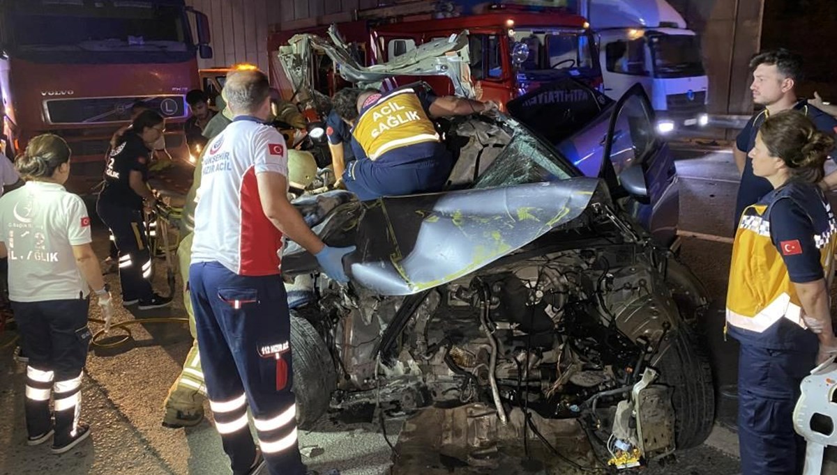 TEM'de feci kaza: Makas atan sürücü kamyona çarptı; 2 yaralı