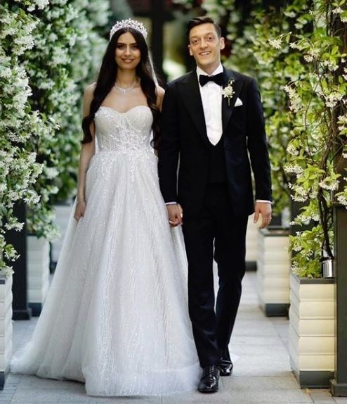 Mesut Özil Amine Gülşe ile ilgili görsel sonucu