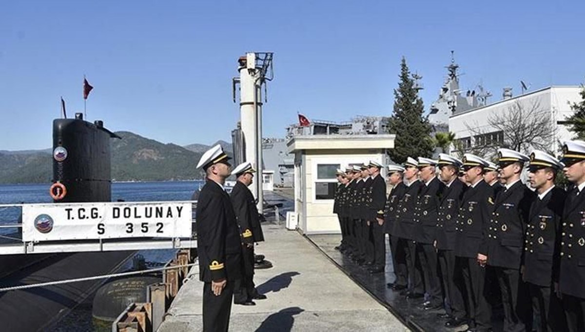 Görevli oldukları 'TCG Dolunay' denizaltısında bayramlaştılar