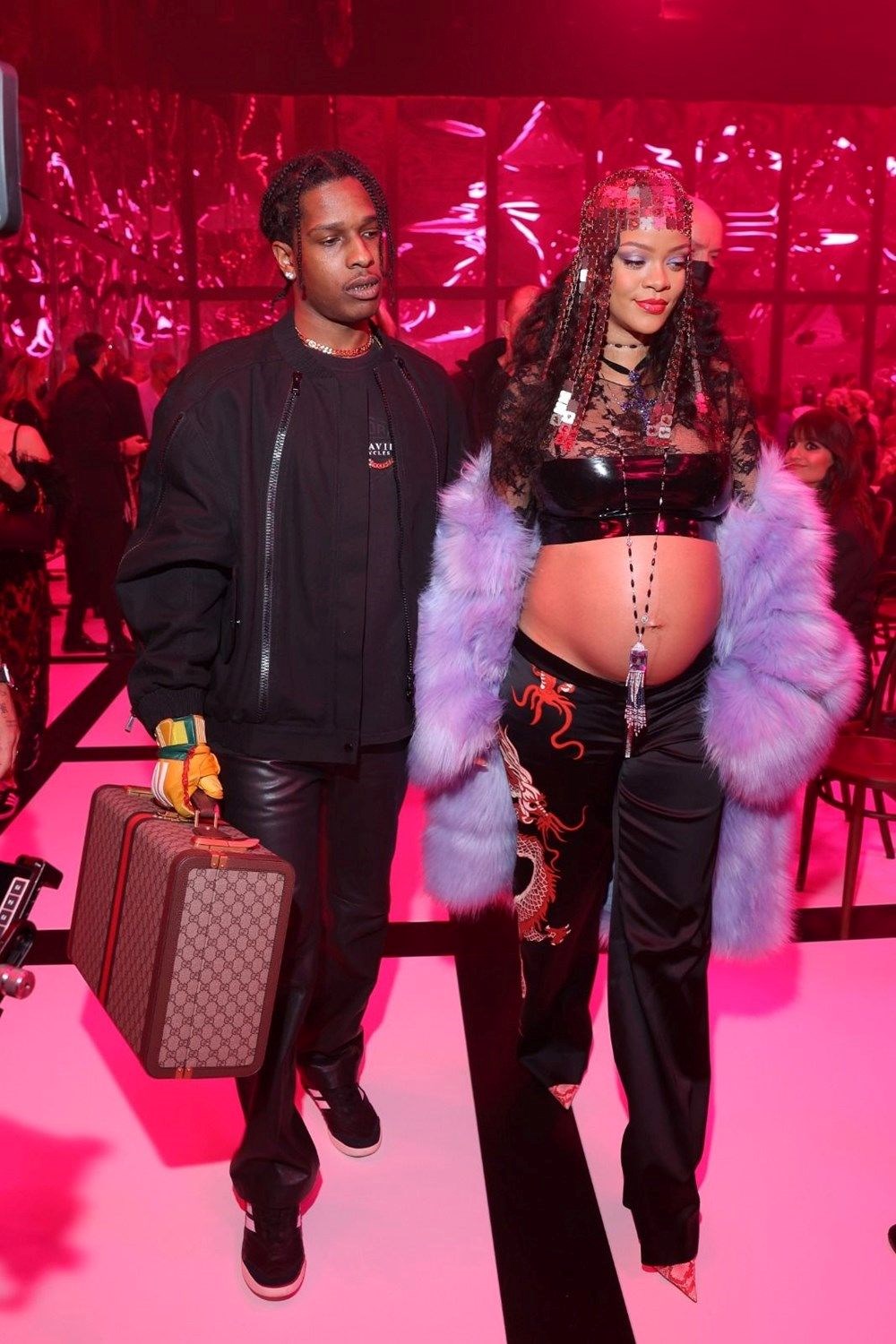 Rihanna ilk bebeğini dünyaya getirdi - 6